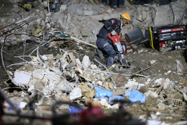 Arama kurtarma faaliyetlerine katılan tüm personeller 7/24 esasıyla büyük bir özveride çalıştı. Foto: AA