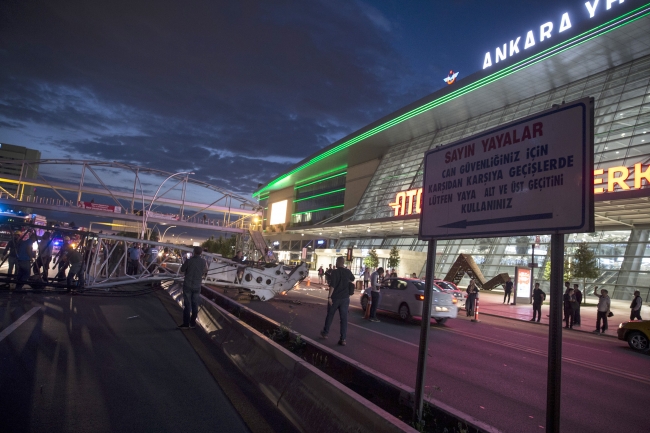 Ankara'da metro inşaatında vinç yola devrildi