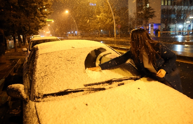 İstanbul ve Ankara'da başlayan kar yağışı etkisini sürdürüyor