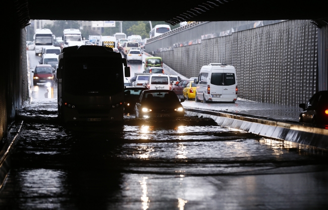 Ankara'da sağanak yağış hayatı felç etti