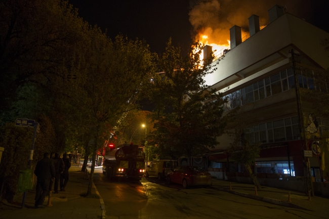 Ankara'da gece saatlerinde korkutan yangın!