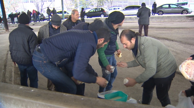 Ankara'da her gün onlarca kişiye sıcak çorba dağıtıyorlar