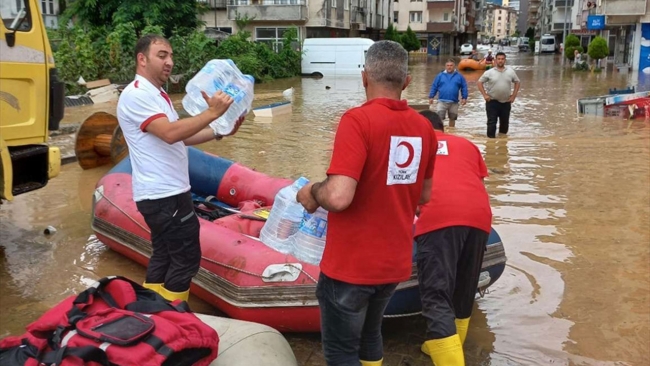 Arhavi'de yaraların sarılması için ekipler seferber oldu