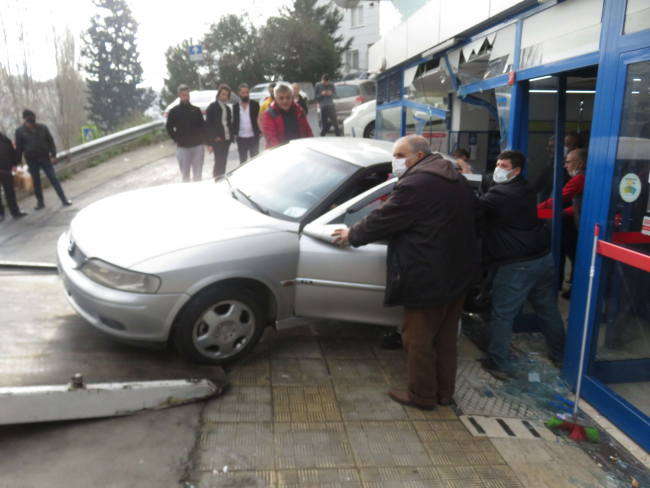 Otomobil markete daldı