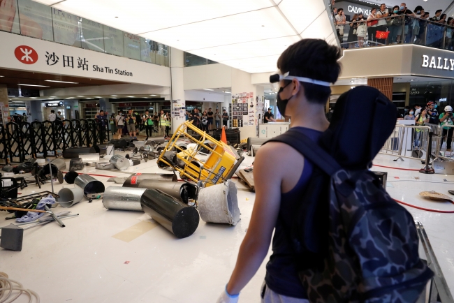 Hong Kong'da protestolar sürüyor