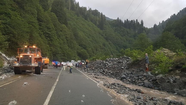 Heyelanın altında kalmaktan son anda kurtuldular