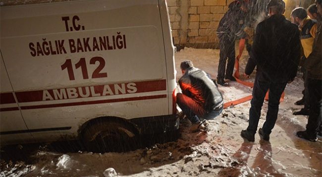 Ağrı'da hasta almaya giden ambulans kara saplandı