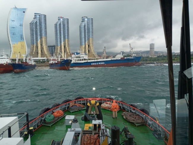 Kartal’da sürüklenen gemi kıyıdaki gemiye çarparak durabildi