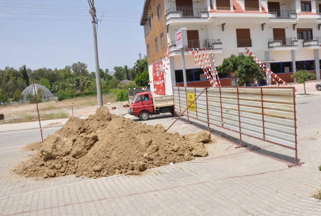 "Özel mülküm" dedi, mahalle yolunu kapattı