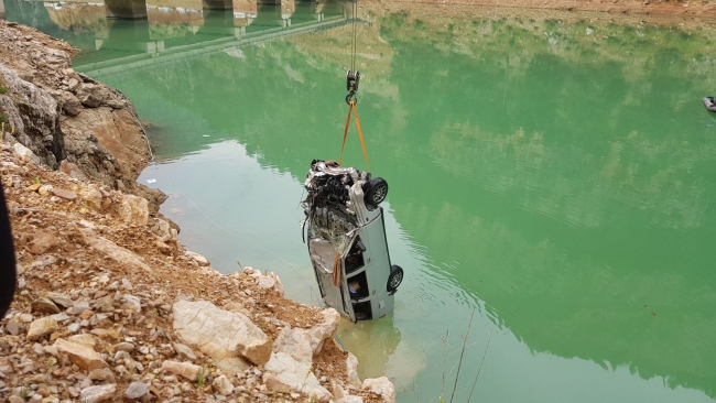 Gölete uçan otomobildeki baba ve çocukların cesetlerine ulaşıldı