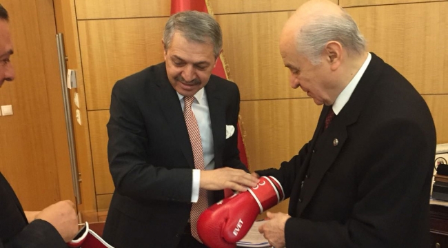 MHP Genel Başkanı Bahçeli, boks eldivenlerini giydi