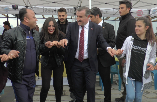 Gençlik ve Spor Bakanı Bak, minik sporcularla maç yaptı