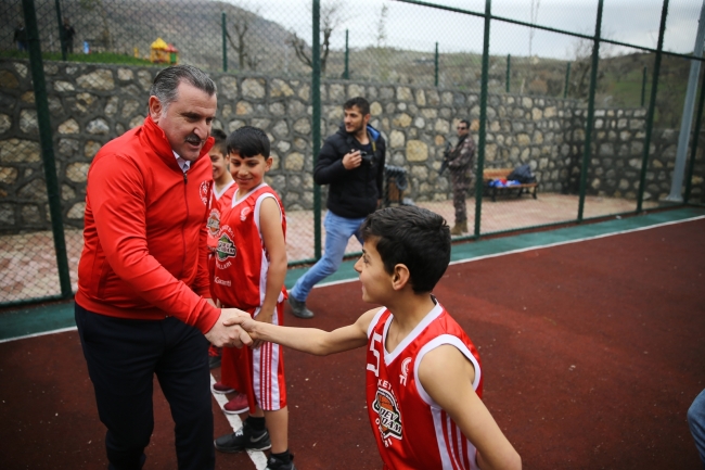 Gençlik ve Spor Bakanı Bak, minik sporcularla maç yaptı