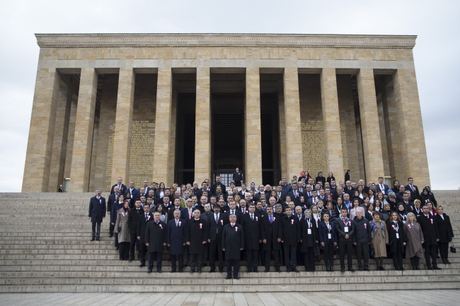 Bakan Yılmaz, 81 ilden gelen öğretmenlerle Anıtkabir'i ziyaret etti