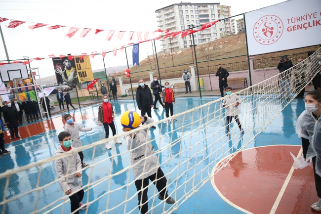 Bakan Kasapoğlu çocuklarla voleybol oynadı