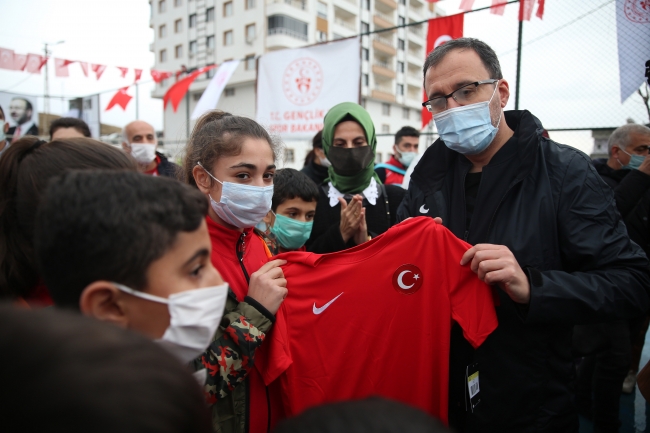 Bakan Kasapoğlu çocuklarla voleybol oynadı