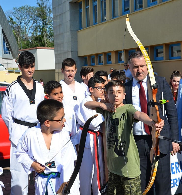Bakan Osman Aşkın Bak öğrencileri GSB spor okullarına davet etti