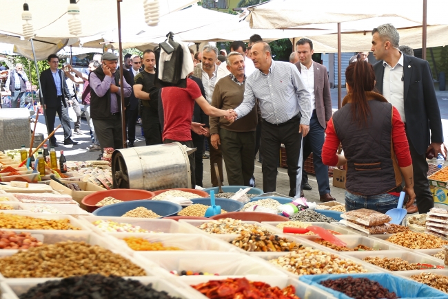 Bakan Çavuşoğlu, pazarda tezgahları dolaştı, sohbet etti