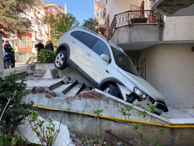 Kaza yapan cip evin bahçesine düştü