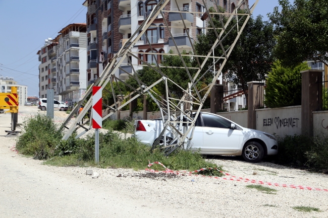 Yüksek gerilim hattı direği evin balkonuna devrildi