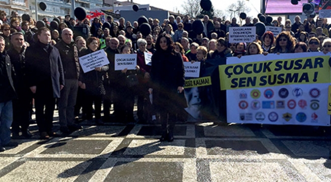 Çocuk istismarına siyah balonlu protesto