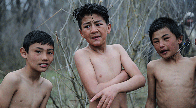 Sığınmacılar kişisel temizlikleri için Meriç Nehrini kullanıyorlar. Fotoğraf: AA