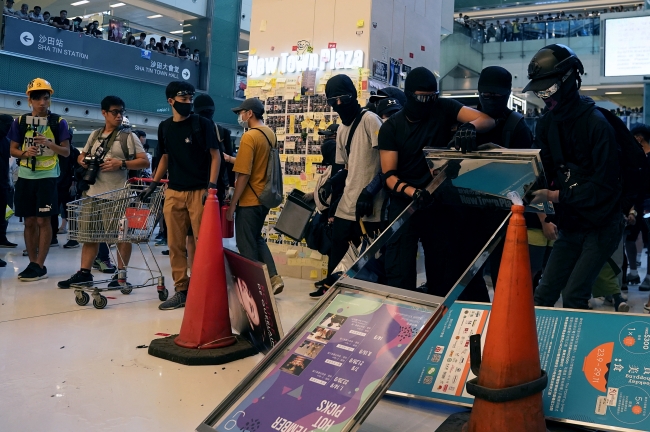 Hong Kong'da protestolar sürüyor