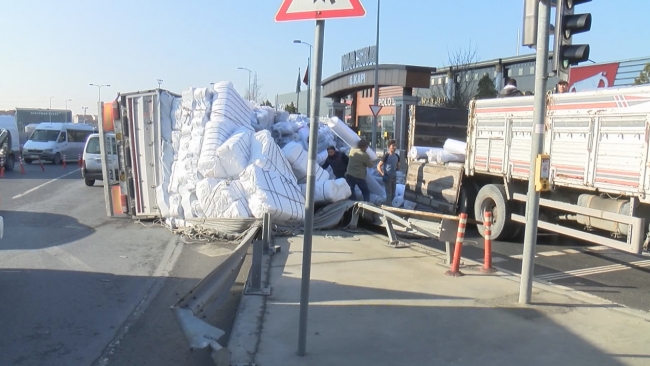 Kumaş yüklü tırın devrilme anı kamerada