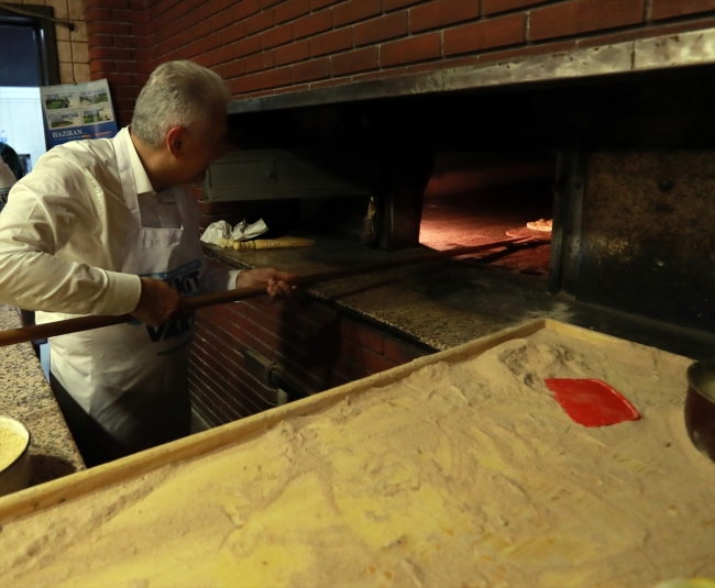 Başbakan Yıldırım önlük giydi, pide pişirdi