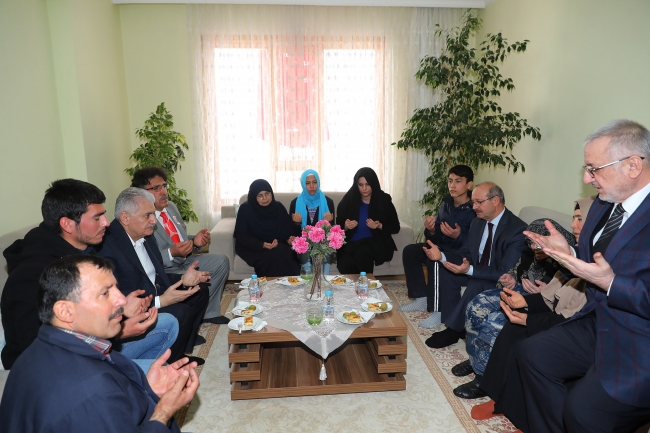 Başbakan Yıldırım'dan şehit ailesine taziye ziyareti