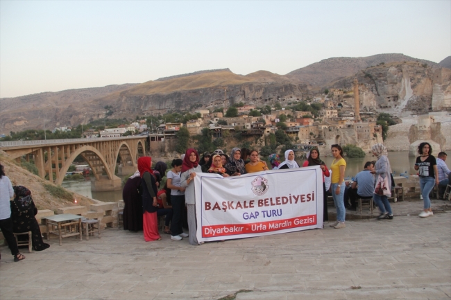 Başkaleli kadınlar tarihi yerleri gezdi