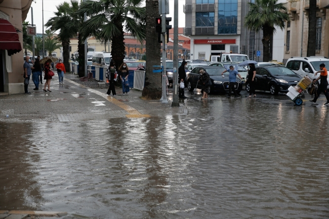 İzmir'de etkili olan sağanak su baskınlarına neden oldu