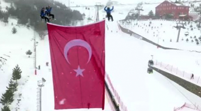 Şehitler anısına Palandöken'de Türk bayrağı asıldı