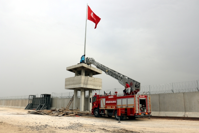 Suriye sınırındaki Türk bayrağının yeri değiştirildi