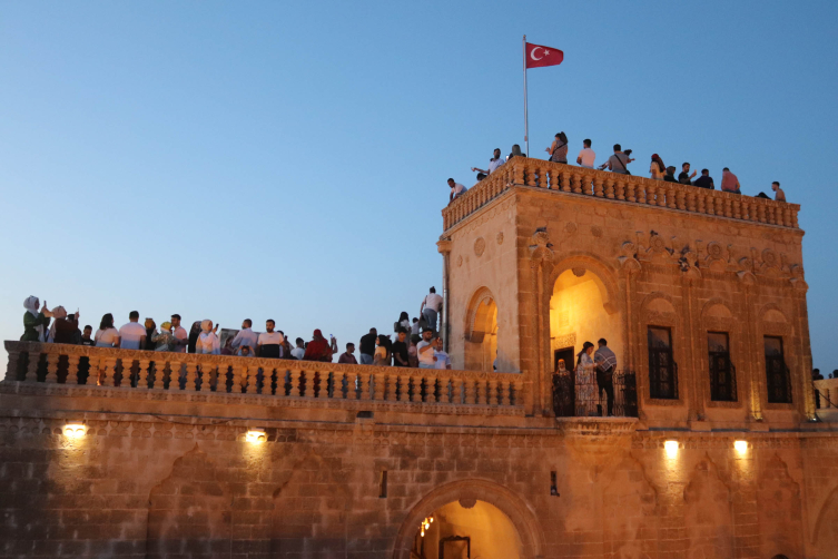 Midyat'a turist akını: Günde 10 bin kişi ziyaret ediyor