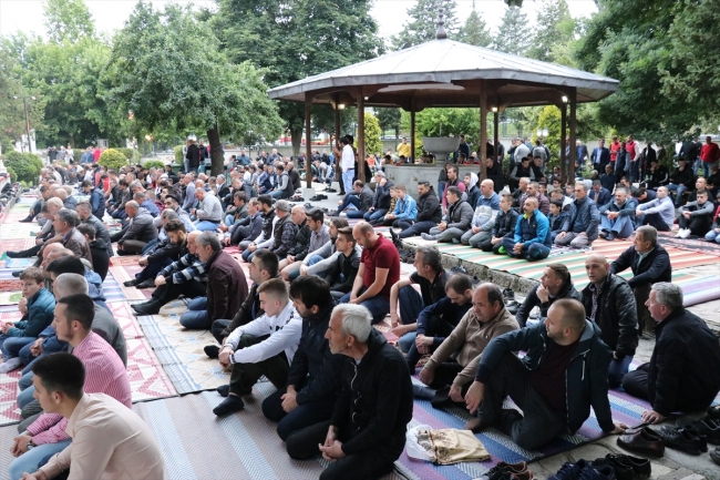 Balkanlar'daki Müslümanlar bayramı coşkuyla kutluyor