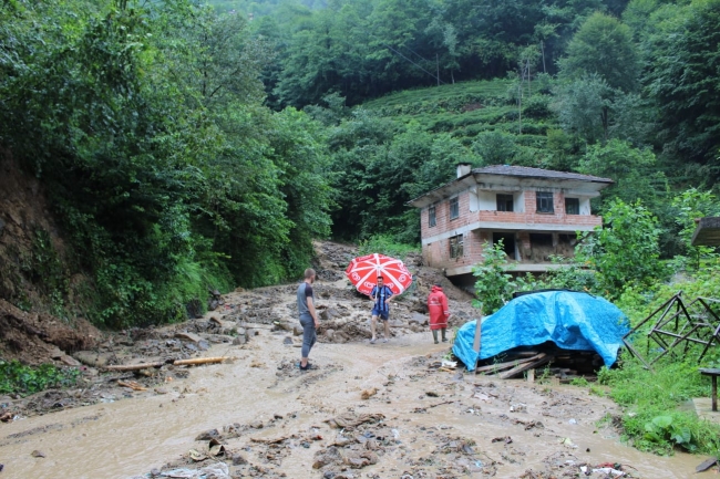 Trabzon'da sağanak heyelana neden oldu