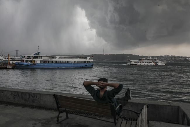 Yağmur ve dolunun İstanbul'a gelişi böyle görüntülendi