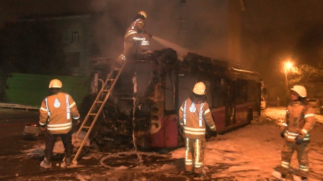 Beykoz'da alev alan otobüs küle döndü