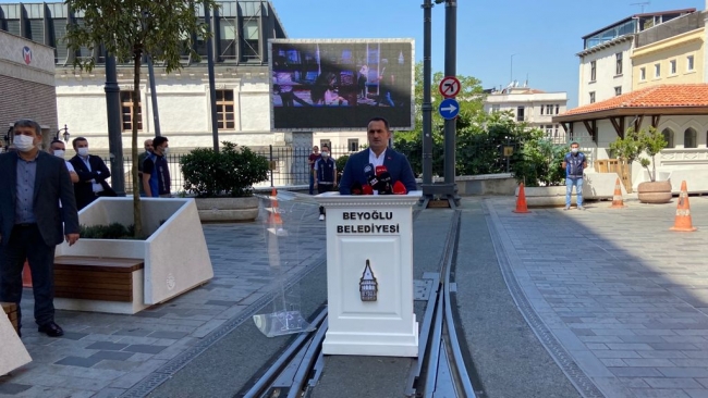 İBB, Beyoğlu Belediyesi'nin yerleştirdiği ağaçları kaldırdı