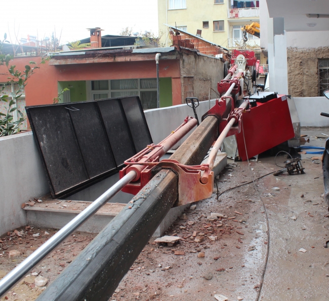 Malatya'da kalorifer kazanı taşıyan vinç devrildi