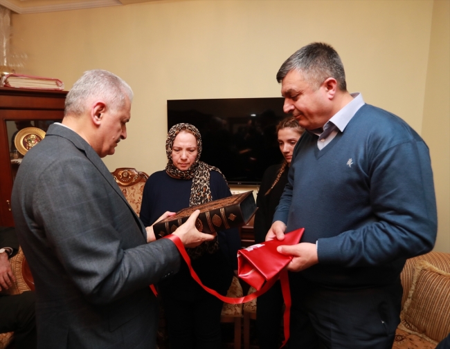 Başbakan Yıldırım ve Akar'dan şehit Usta'nın ailesine taziye ziyareti