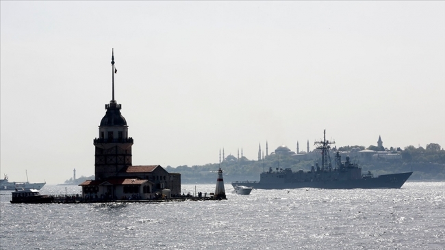 İstanbul Boğazı'ndan geçen bir savaş gemisi. Fotoğraf: AA