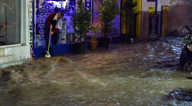 Bodrum'da sokaklar göle döndü