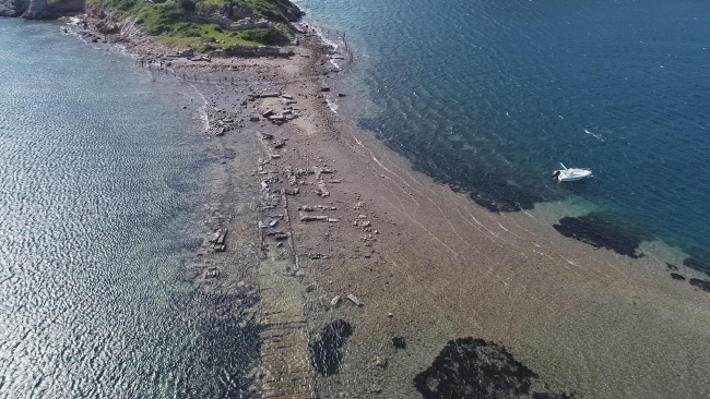 Deniz çekildi, kral yolu gün yüzüne çıktı