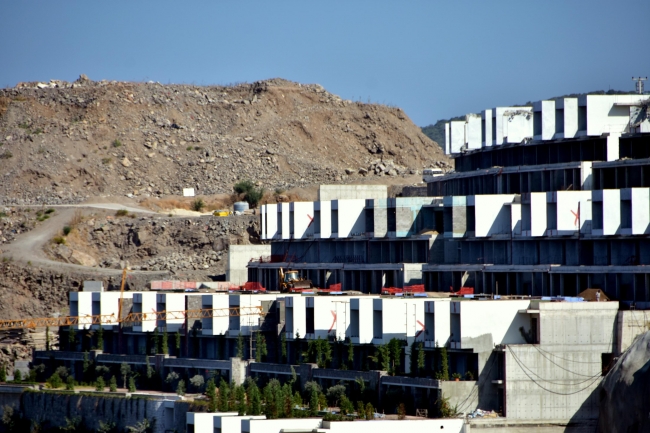 Bodrum'da imar planına aykırı yapıların yıkımı sürüyor