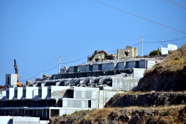 Bodrum'da imar planına aykırı yapıların yıkımı sürüyor