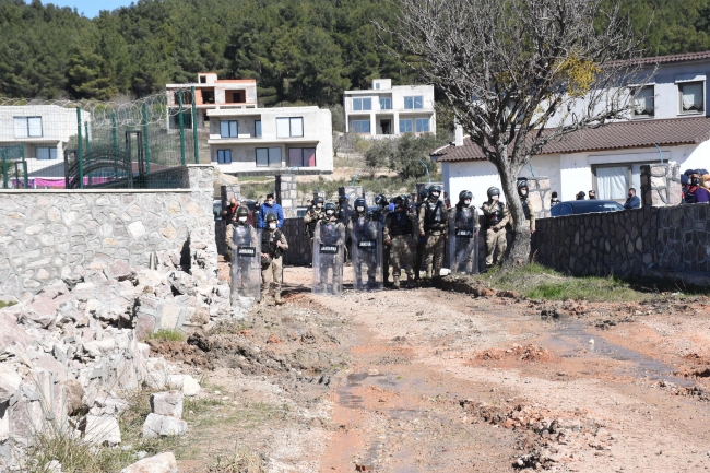 Bornova'da kaçak yapıların yıkımı başladı