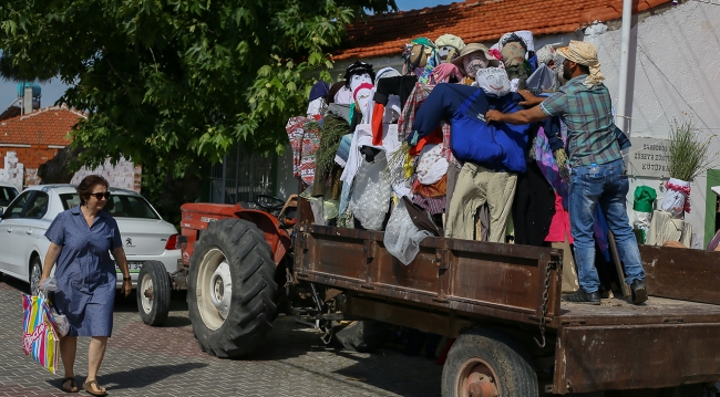 Köyün sokaklarını 'Bostan korkuluğu' süslüyor