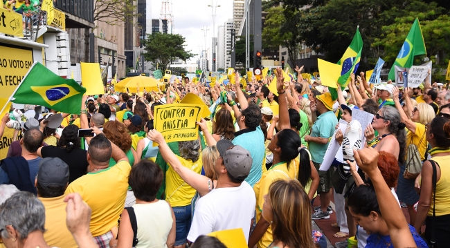 Brezilya'da yolsuzluk protesto edildi